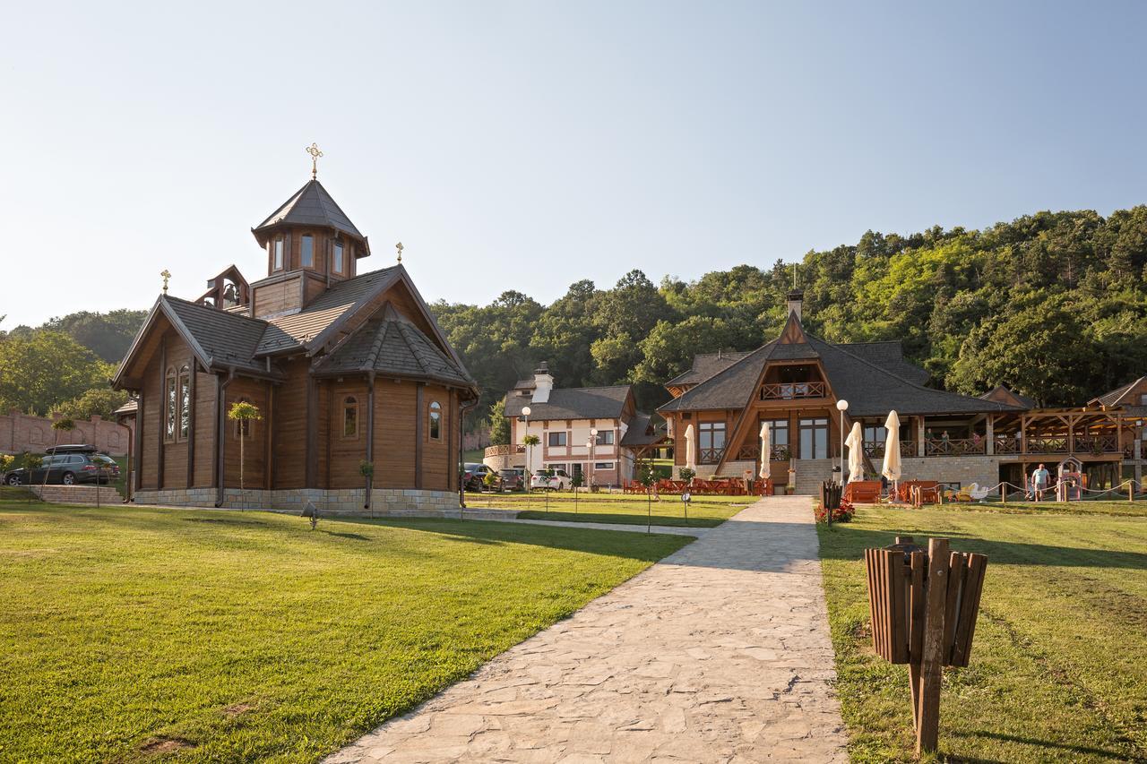 Etno Naselje Vrdnicka Kula Bed and Breakfast Vrdnik Zewnętrze zdjęcie